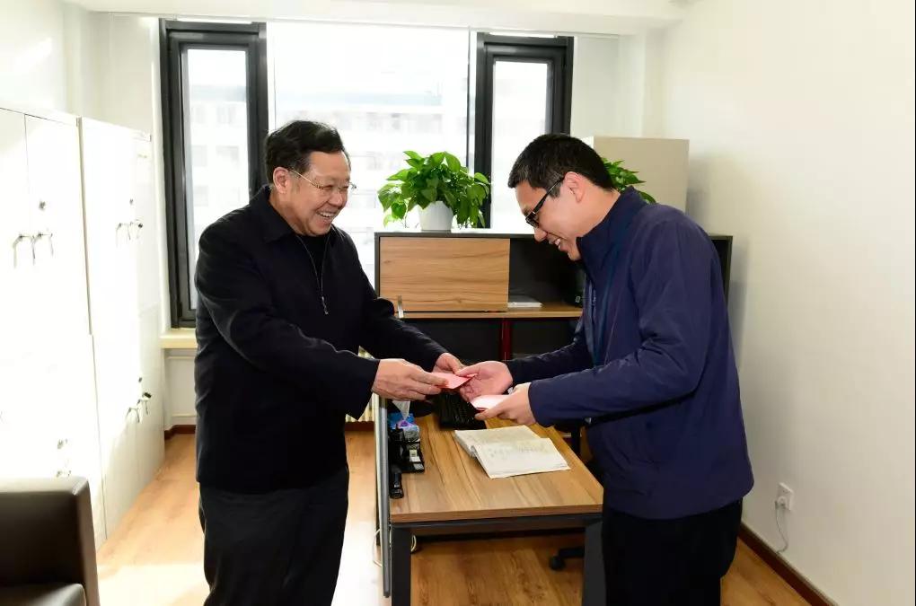 中国9888拉斯维加斯入口集团党组成员走访慰问