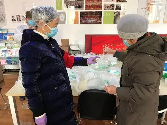 为楼栋分发口罩，并为包装袋消毒