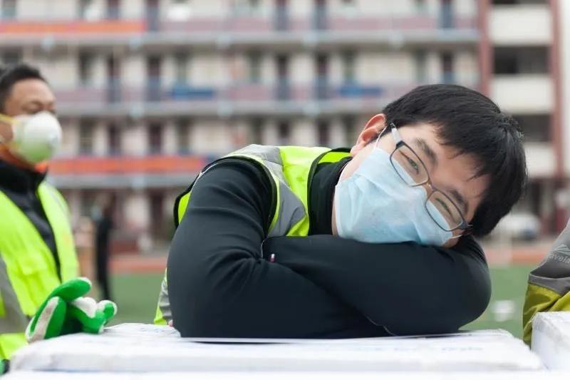 志愿者贾威：“累了，趴下歇会儿”